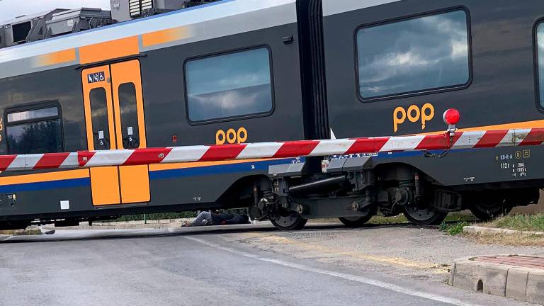 Faenza, investita dal treno: 85enne miracolata, non è in pericolo di vita