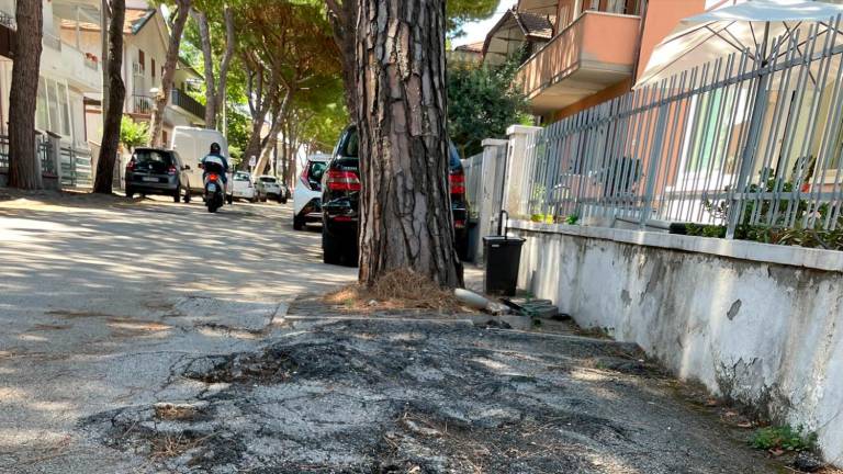 L’attuale situazione di via del Giglio, nonostante le manutenzioni di quattro anni fa