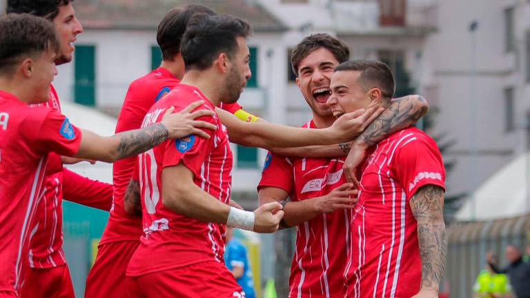 Nicola Farinelli festeggiato dai compagni dopo il gol realizzato a Prato foto Boscherini/forlì fc)