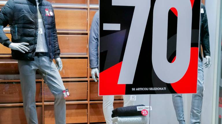 Gianmaria Zanzini di Federmoda; a lato una vetrina che annuncia il Black Friday