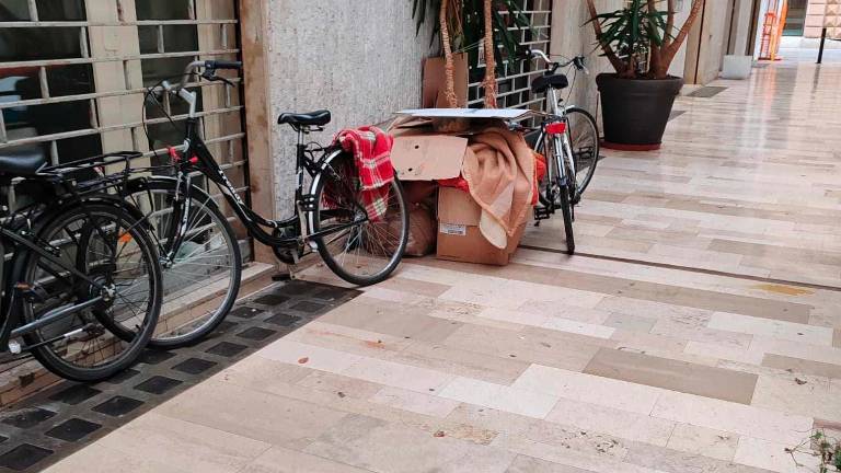 Cesena, bruciate coperte e cappotto dei senzatetto in galleria Oir