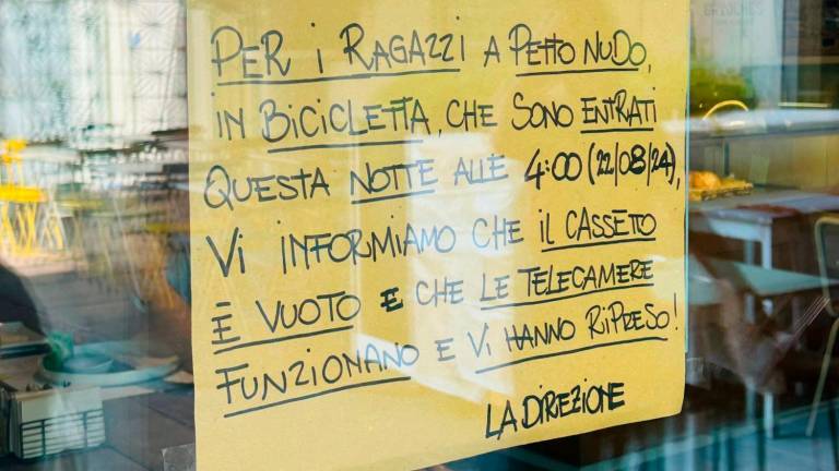 Il cartello lasciato dai titolari del locale la mattina dopo il furto