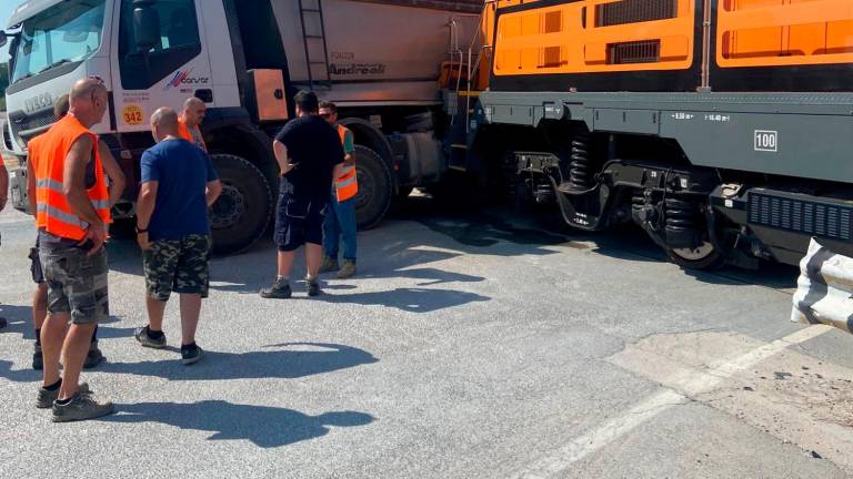 L’incidente avvenuto giovedì mattina tra la motrice di un treno merci e un camion della Consar