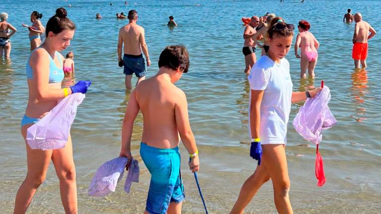 In vacanza a Cesenatico si studia e si ripulisce il mare