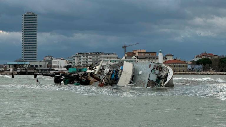 Cesenatico, il peschereccio contro gli scogli, il sindaco: “Fortunatamente non ci sono feriti” VIDEO