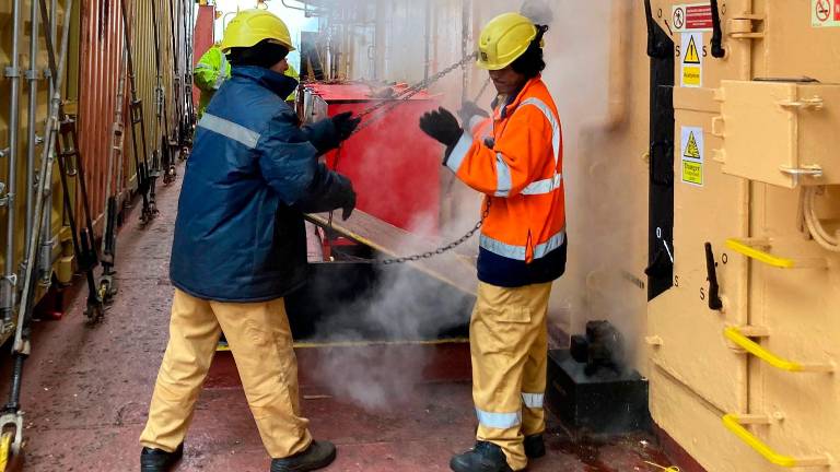 Porto di Ravenna, domato un incendio a bordo di una nave