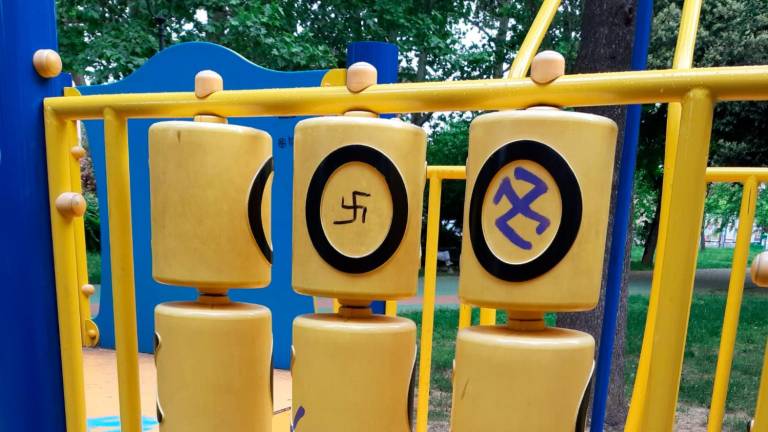 Svastiche vandaliche sui giochi dei bambini in un parco a Cesena