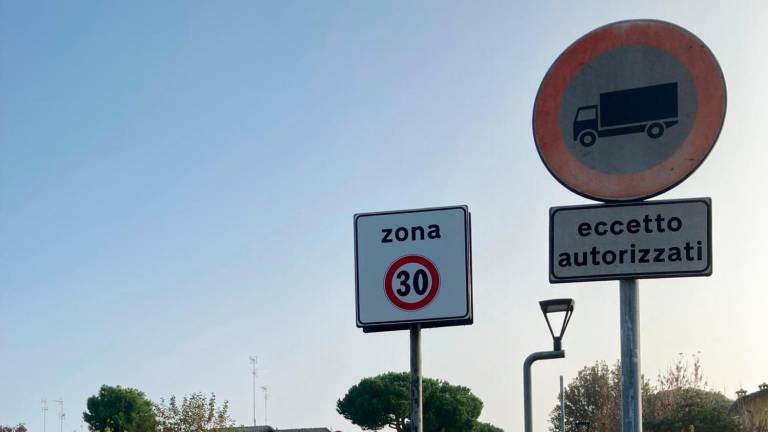 Il cartello di Zona 30 in via IV Novembre a Marina di Ravenna