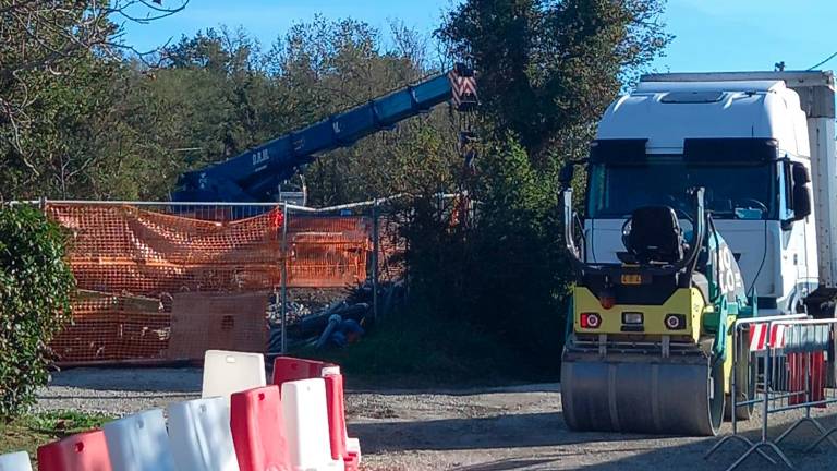 Il camion incastrato e la gru di soccorso a Ca’ di Quaiotto