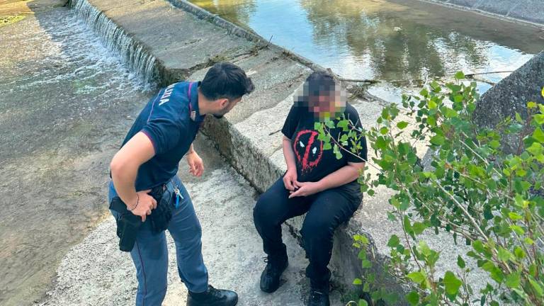 Imola, una donna scivola dalla diga nel fiume: salvata da due agenti che si tuffano