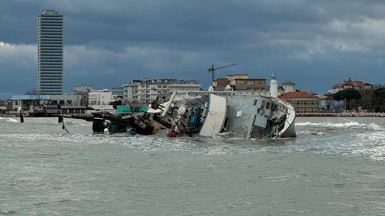 Il peschereccio finito sugli scogli a Cesenatico