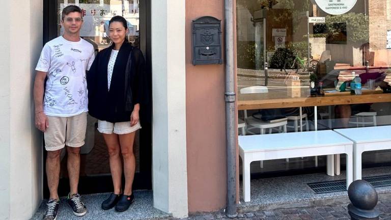 Davide Cesarini e la moglie Yuko Fukushima davanti alla rosticceria Kurumi