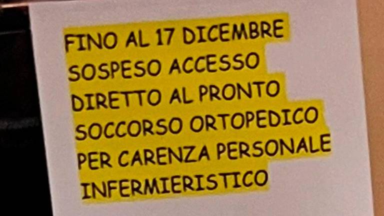 Imola, il cartello che fa discutere: “Pronto soccorso ortopedico, niente accesso diretto per carenza di infermieri”