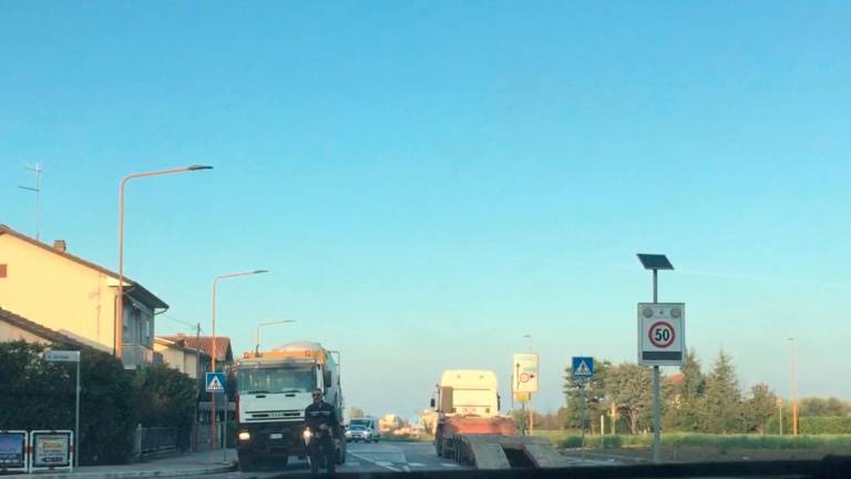 Cesena, un escavatore cade dal mezzo che lo trasporta: via Cervese bloccata in direzione mare - Gallery