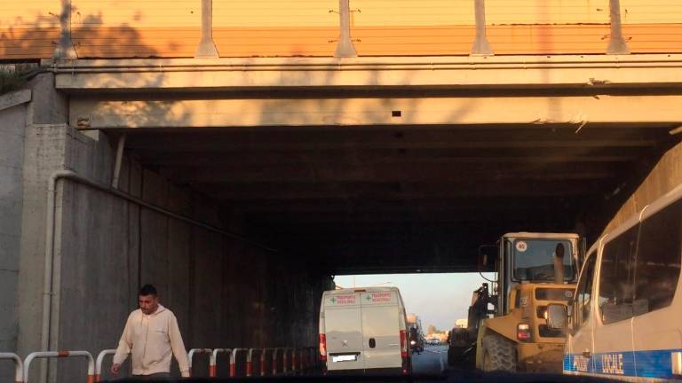 Cesena, un escavatore cade dal mezzo che lo trasporta: via Cervese bloccata in direzione mare - Gallery