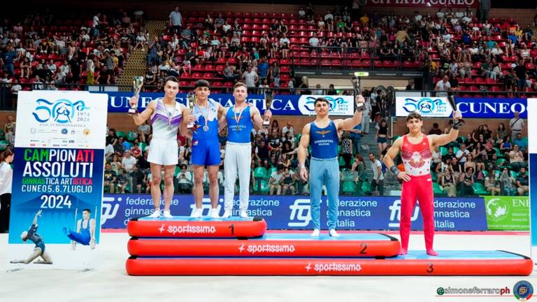 Il riminese Thomas Grasso festeggia sul podio il titolo tricolore al volteggio