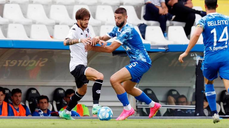 Marco Curto contro Mirko Antonucci (che dovrebbe arrivare a Cesena entro il fine settimana) durante Spezia-Como di quest’anno che si giocò all’Orogel Stadium-Dino Manuzzi