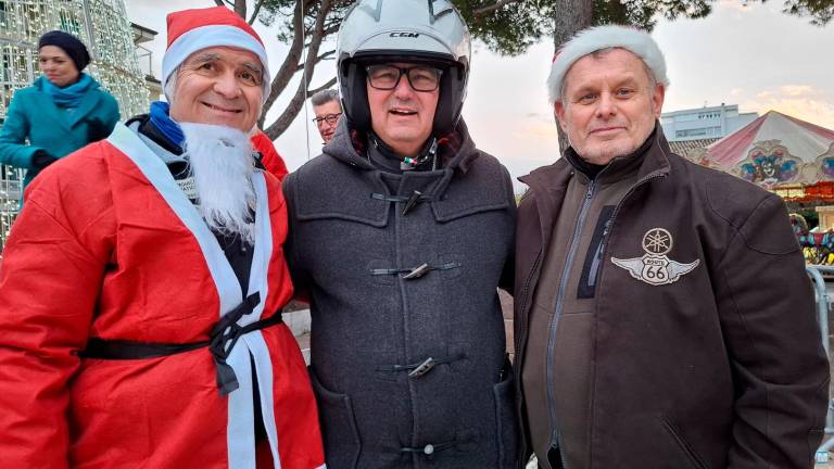 Al centro il vescovo di Rimini Nicolò Anselmi con il casco