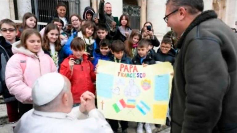 “È molto bello, grazie”: Papa Francesco ringrazia gli alunni della Dante Alighieri di Cesena per il cartellone in regalo VIDEO GALLERY