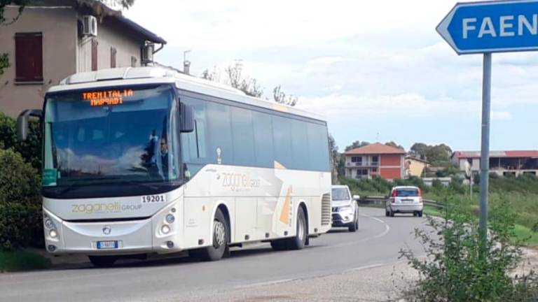 Un autobus mentre sostituisce il servizio fornito dai treni nella tratta tra Marradi e Faenza