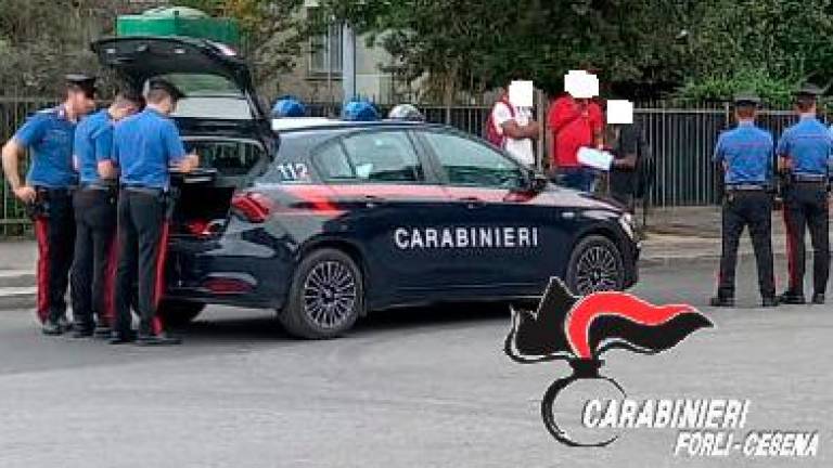 Forlì, bevono alcolici e bivaccano sui marciapiedi: 4 multe