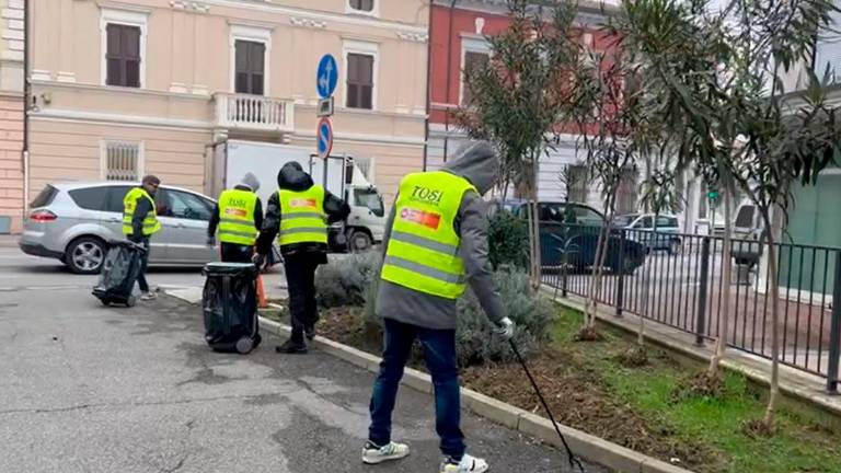 I volontari della Caritas in azione per pulire Savignano