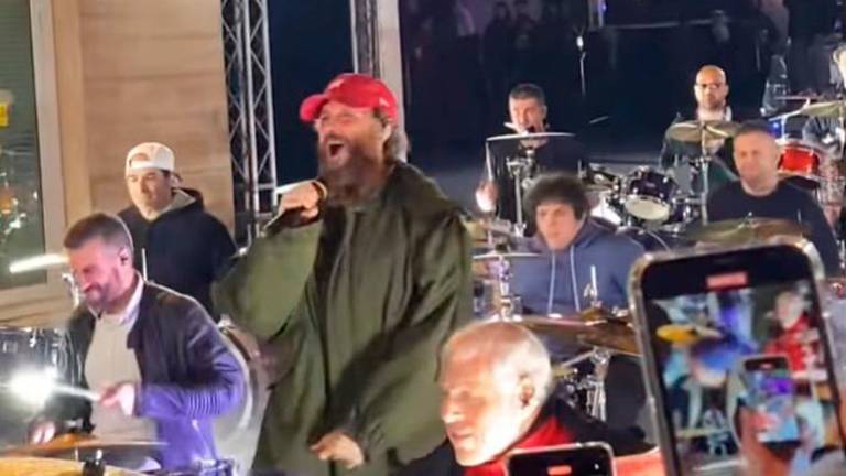 Jovanotti a Sanremo con la sezione ritmica dei Rockin’ 1000: le prove sono piene di energia VIDEO