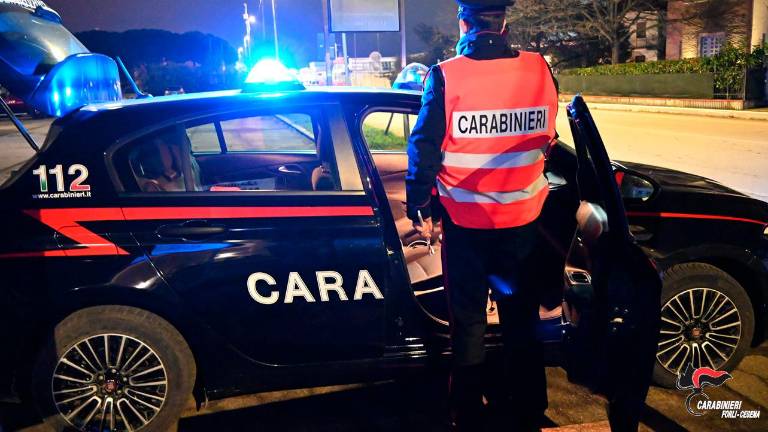 Cesena, minaccia la moglie al telefono e prova ad entrare in casa con la forza violando i divieti: arrestato dai Carabinieri