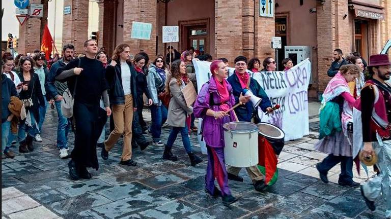 Cesena, in 130 al corteo transfemminista tra balli e slogan in difesa di tutte le minoranze