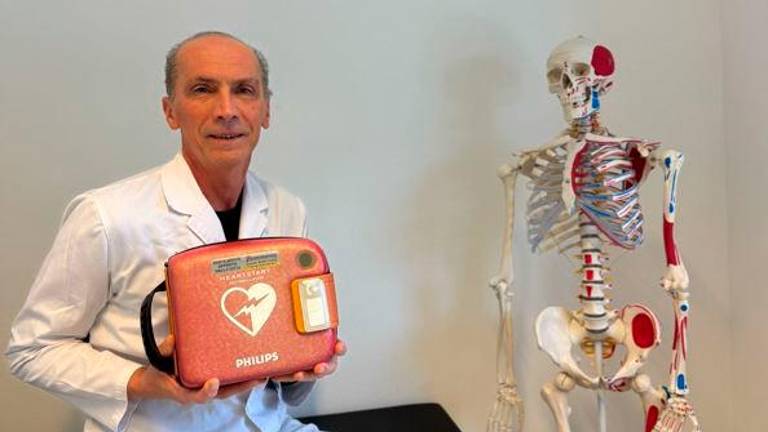 Il medico Corrado Ruffilli in ambulatorio col defibrillatore