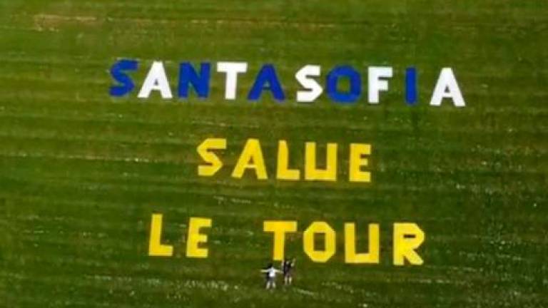 Santa Sofia, una scritta gigante per salutare il Tour VIDEO