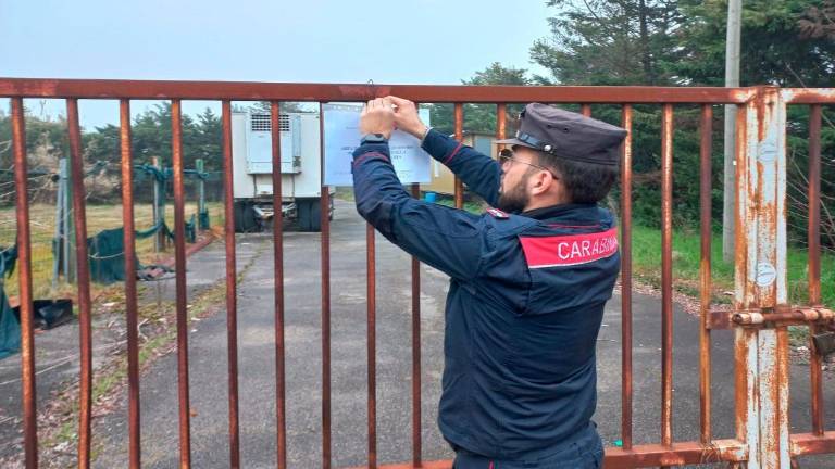 Rimini, scoperto un “cimitero di rottami”: 39 autocarri e 68 rimorchi in un terreno agricolo: una denuncia