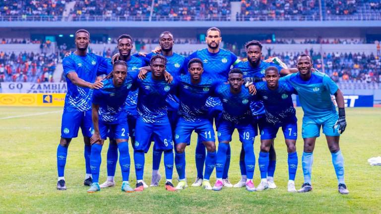 La nazionale della Sierra Leone scesa in campo ieri sera in Zambia: Augustus Kargbo con il numero 7 è il secondo da destra in prima fila