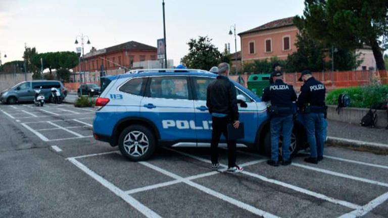 Cesena strappano la catenina a un 15enne, poi si nascondono tra le auto di Corso Cavour: due rapinatori scoperti e arrestati