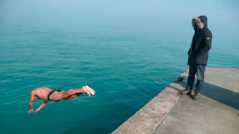 Un tuffo di Piergiorgio Cappelli dal molo