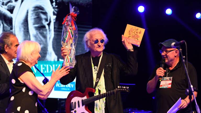 A sinistra Zattini con il prezioso regalo ricevuto dalla famiglia Casadei sul palco di Cara Forlì, a destra alcune fasi del concerto con Moreno il biondo protagonista e Maurizio Vandelli ospite speciale della serata foto fabio Blaco