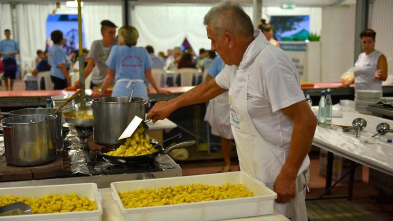 Pronti 340 chili di cappelletti a favore dello Ior: a Massa Lombarda la sagra benefica più gustosa che ci sia