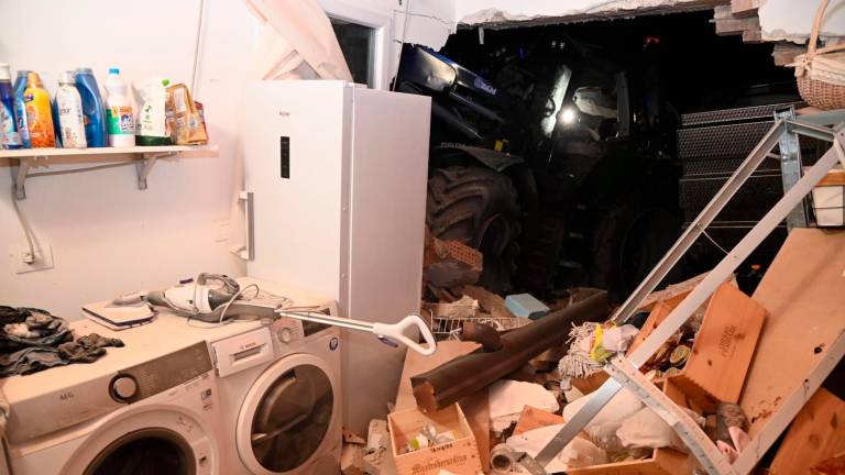 Forlì, trattore sfonda il muro di una casa dopo un incidente: due feriti FOTOGALLERY