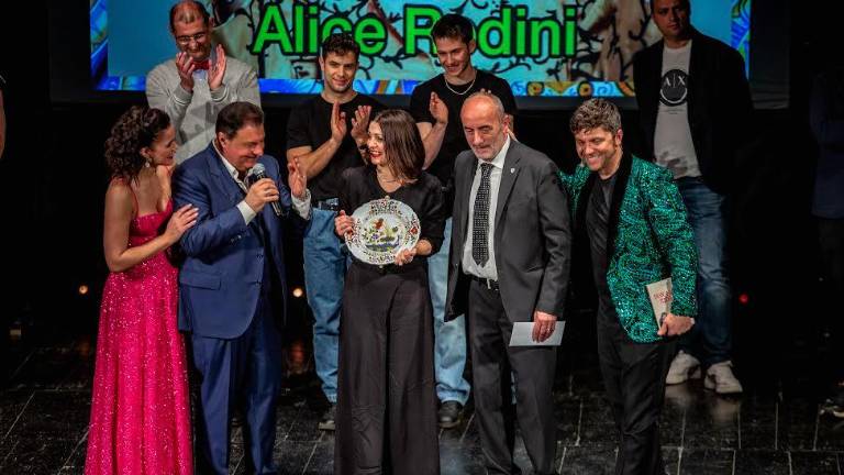 La vincitrice del 2024, Alice Redini, premiata al teatro Masini