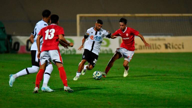 Il Cesena ufficializza il prestito di Ogunseye all’Arezzo e saluta De Rose: l’ex capitano raggiunge Toscano a Catania