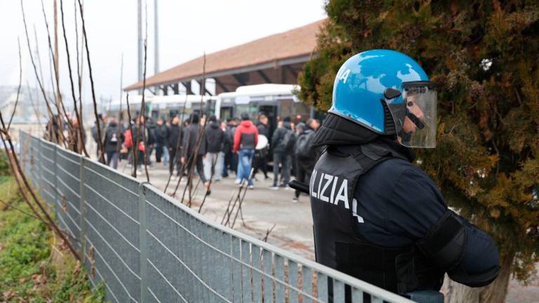 Iniziata dalla Stazione l’invasione dei tifosi del Bari per la partita contro il Cesena