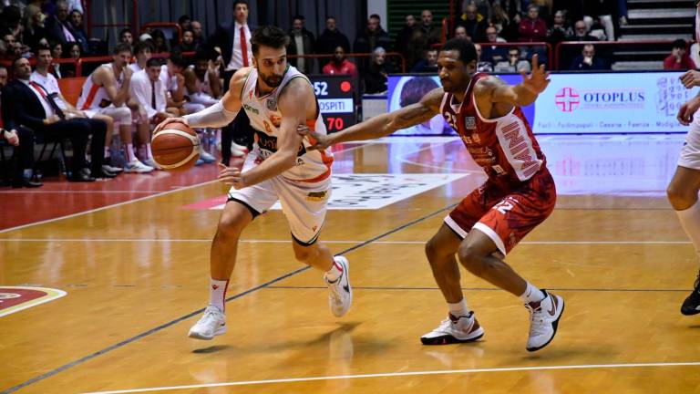 Tavernelli contro Robinson, uno dei tanti duelli del derby di Forlì foto blaco