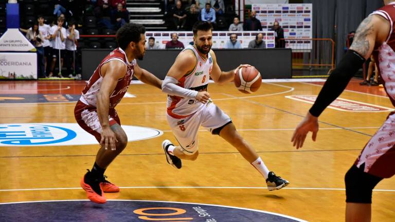 Riccardo Tavernelli, play di una Unieuro Forlì che cerca nuovi equilibri dopo l’arrivo di Tony Perkovic