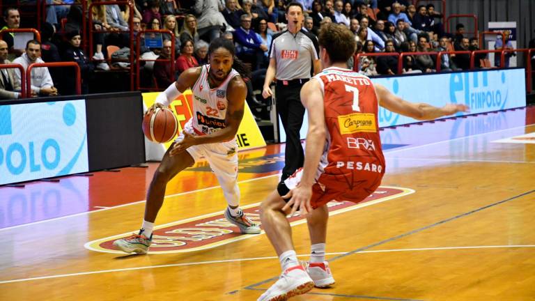 Demonte Harper in azione nella sfida contro Pesaro (foto FABIO BLACO)