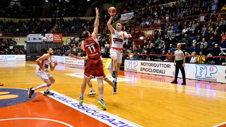 Toni Perkovic in entrata contro l’ex Stefano Masciadri (foto Fabio Blaco)