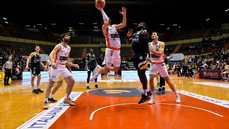 Il play biancorosso Riccardo Tavernelli a canestro contro Torino foto Blaco