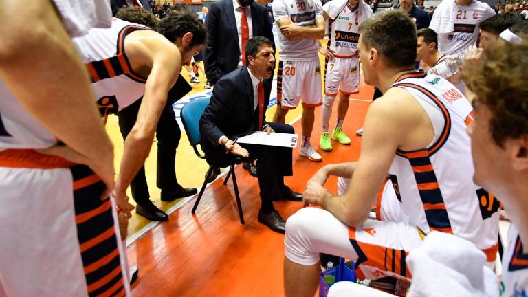 L’arrabbiatissimo Antimo Martino durante un time-out (foto Blaco)