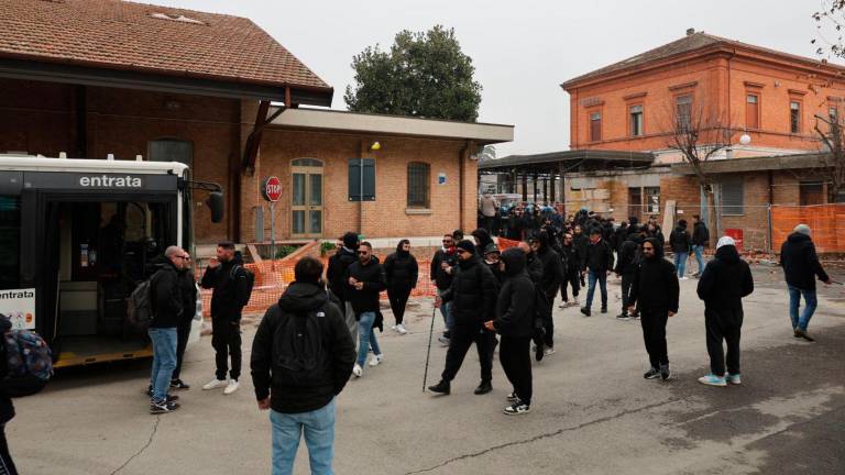 Iniziata dalla Stazione l’invasione dei tifosi del Bari per la partita contro il Cesena