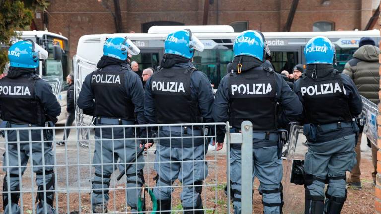 Iniziata dalla Stazione l’invasione dei tifosi del Bari per la partita contro il Cesena