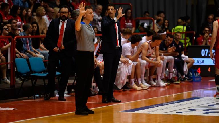 Il gesto con la mano di Antimo Martino (e dell’arbitro...) è chiaro: il tecnico vuole arrivare a garacinque foto blaco